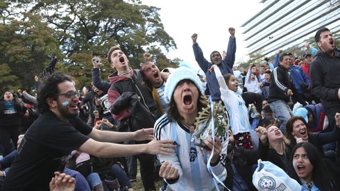 Po golu Marcusa Rojo na ulicach Buenos Aires zapanowało szaleństwo (fot. PAP/EPA)