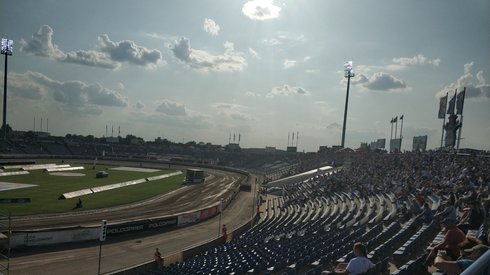 Kibice wciąż gromadzą się na stadionie. Jednak ich ilość znacznie odbiega od ideału...