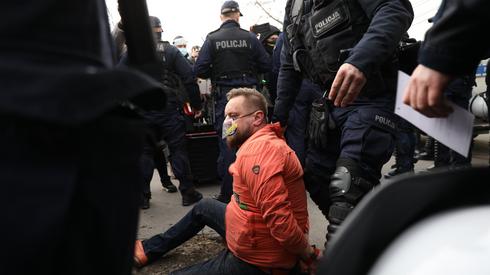 Paweł Tanajno zatrzymany przez policję. Fot. Maciek Jazwiecki/ Agencja Gazeta