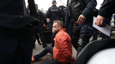 Paweł Tanajno zatrzymany przez policję. Fot. Maciek Jazwiecki/ Agencja Gazeta