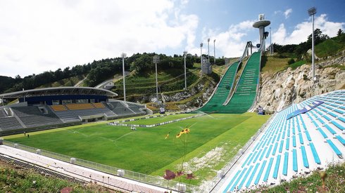 Ciekawostką jest to, że na co dzień skocznia w Pjongczangu ma pod zeskokiem... stadion piłkarski. Swoje mecze rozgrywa tu zespół Gangwon FC z ligi koreańskiej. (fot. Reuters)