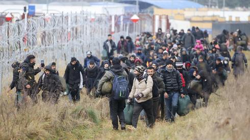 Zdj. PAP/Leonid Shcheglov. Grupa migrantów w pobliżu granicy polsko-białoruskiej