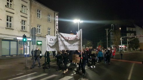 Tłum protestujących idzie na Plac Solidarności w Gdańsku. Ludzie skandują: Aborcja dla wszystkich, nie tylko dla bogaczy.