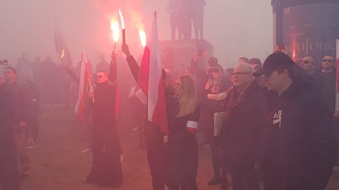 Uczestnicy odpalili race. Centrum Warszawy spowił dym.