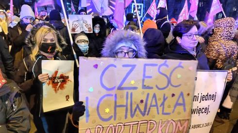 Demonstrujący w Warszawie przed Sejmem. 