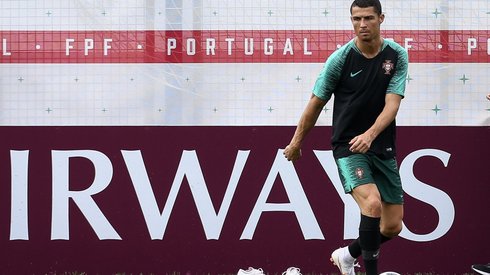 Cristiano Ronaldo rozpoczął mundial hat trickiem przeciwko Hiszpanii. Czym zaskoczy nas dzisiaj? Portgualia zagra o godzinie 14 z Marokiem na moskiewskich Łużnikach (fot. PAP/EPA)