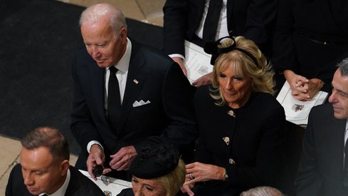 Joe Biden zajął miejsce w Opactwie Westminsterskim. Przed nim siedzi Andrzej Duda, fot. Gareth Fuller / POOL / AFP 