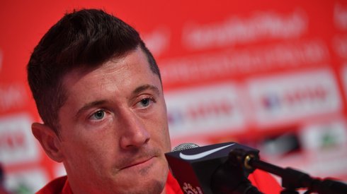 Robert Lewandowski podczas dzisiejszej konferencji prasowej, na której stwierdził, że reprezentacja osiągnęła maksimum tego, na co było nas obecnie stać (fot. PAP/Bartłomiej Zborowski)