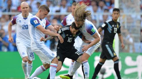 Messi nie ma z Islandczykami łatwego życia (fot. PAP/EPA)