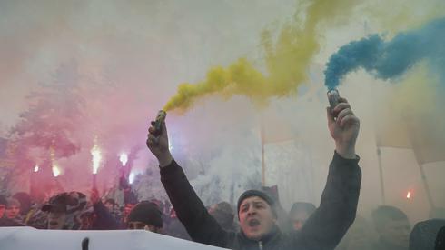 KIJÓW: Przed ukraińskim parlamentem trwa protest nacjonalistów. Domagają się całkowitego zerwania stosunków z Rosją (fot. Sergey Dolzhenko/PAP)