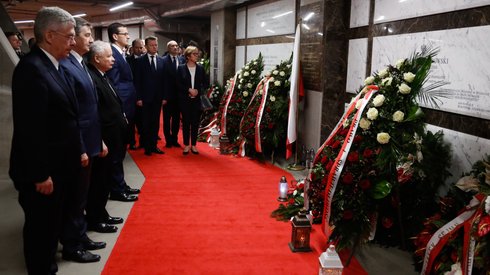 Delegacja PiS składająca kwiaty w Świątyni Opatrzności Bożej (Fot. PAP/Adam Guz)