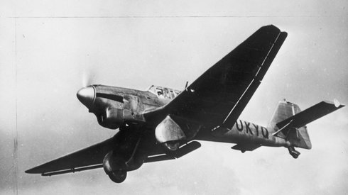 Zdjęcie Junkers Ju 87. Typ samolotu, który zaatakował Wieluń. Materiał powstał dzięki współpracy Onet z partnerem - Narodowym Archiwum Cyfrowym, którego misją jest budowanie nowoczesnego społeczeństwa świadomego swojej przeszłości. NAC gromadzi, przechowuje i udostępnia fotografie, nagrania dźwiękowe oraz filmy. Zdigitalizowane zdjęcia można oglądać na nac.gov.pl 