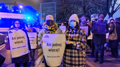Demonstrujący przed Sejmem w Warszawie.