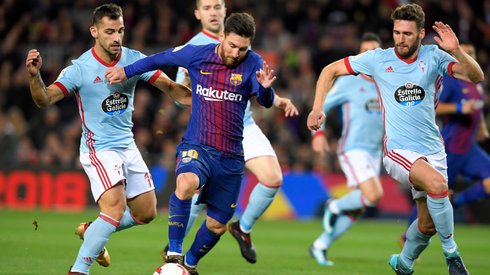 Leo Messi w walce z obrońcami Celty Vigo (fot. AFP)