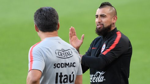 Arturo Vidal na murawie stadionu w Poznaniu.  PAP/Jakub Karczmarczyk