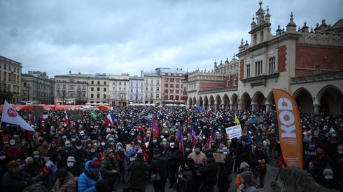 Lex TVN. Protest na krakowskim Rynku / fot. Łukasz Gągulski, PAP 