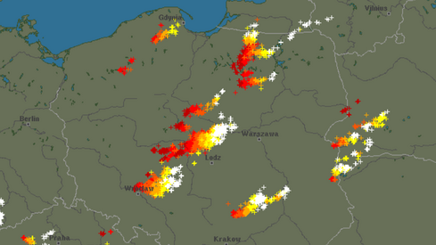 Detektor wyładowań (białe krzyżyki oznaczają wyładowania aktualne, a czerwone  - sprzed 20 minut). Źródło: blitzortung.org