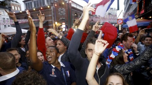 Francuscy kibice celebrujący triumf nad Belgią w... Brukseli (fot. AFP)