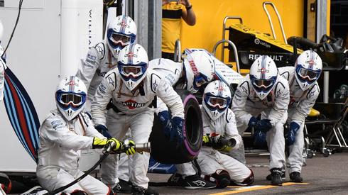 Mechanicy Williamsa na torze w Monako (fot. AFP)