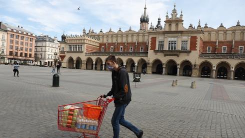 Rynek Główny w Krakowie w czasie epidemii. Fot. Jakub Porzycki / Agencja Gazeta 