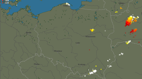 Detektor wyładowań atmosferycznych. Białe krzyżyki - aktualne wyładowania (blitzortung.org)