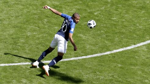 Kylian Mbappe - to może być jego turniej. Z Australią 19-latek na razie nie trafił do siatki (fot. PAP/EPA)