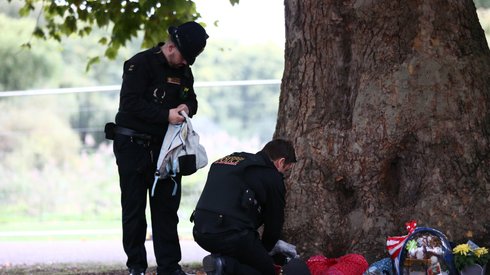 Policja przeszukuje torby i siatki osób przybywających na trasę przejazdu konduktu z ciałem królowej, fot. Adam Vaughan/PAP/EPA