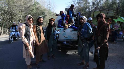 Talibowie stoją na straży w punkcie kontrolnym w Herat, fot. PAP/EPA/STRINGER
