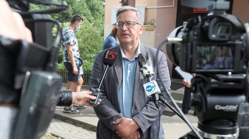 Były prezydent Bronisław Komorowski głosuje w Maćkowej Rudzie na Suwalszczyźnie (Podlaskie). Dzisiejsze głosowanie traktuję jako głos oddany na Polskę wolną, Polskę demokratyczną - mówi dziennikarzom przed lokalem wyborczym. - Wszyscy życzymy sobie wyższej frekwencji, jeszcze wyższej niż w czasie pierwszej tury, dlatego że wysoka frekwencja to znaczy zaangażowanie obywateli w mechanizm demokratyczny - mówi. (fot. PAP/Artur Reszko)