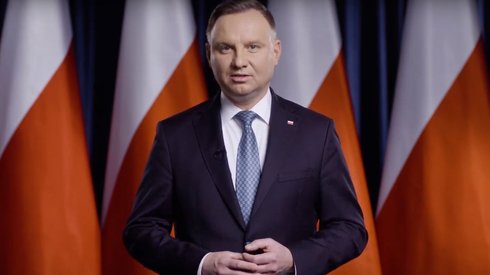 W sytuacji zagrożenia ważne jest odpowiedzialne zachowanie; nie możemy ulec panice, ale także nie możemy narażać naszych współobywateli na ewentualne niebezpieczeństwo - apelował we wtorkowym telewizyjnym orędziu prezydent Andrzej Duda.