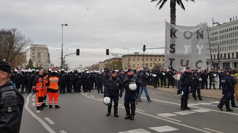 Policjanci nie zamierzają usuwać transparentu z napisem 