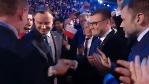 Prezydent wita się z gośćmi konwencji w Warszawie