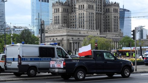 Protest przedsiębiorców w centrum Warszawy. Został zorganizowany przez kandydata na prezydenta RP Pawła Tanajno. Fot. PAP/Radek Pietruszka 