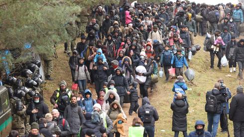 Fot. OKSANA MANCHUK/BELTA. Migranci w pobliżu przejścia na granicy polsko-białoruskiej w Kuźnicy