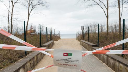 Zamknięte plaże w Trójmieście podczas pandemii koronawirusa. Fot. Bartosz Banka / Agencja Gazeta 