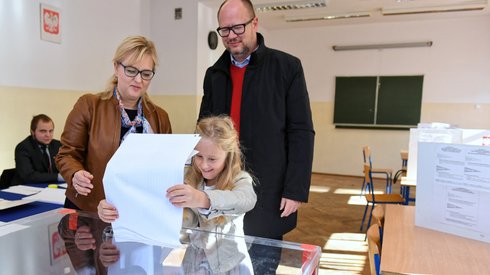 Swój głos oddał również Paweł Adamowicz z żoną i córką (Fot. Adam Warżawa/PAP)