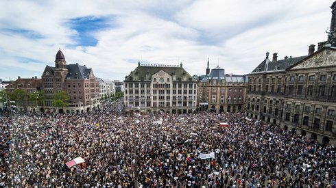 Amsterdam, 1 czerwca. Protesty w związku z wydarzeniami w USA/ fot. PIET VAN DER MEER, PAP