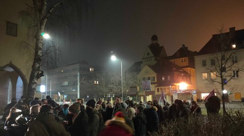 Adamiak zwróciła się też do opozycji. - Musicie się zjednoczyć! Tylko tak coś zmienimy! Przestancie myśleć tylko o swoich stołkach i pozycjach. Myślcie o ludziach. Młodzi chcą żyć w wolnym kraju. Dlaczego przychodzicie tylko wtedy, gdy media mówią o podpisach? Nie ma was, gdy stoimy sami, bez blasku fleszy? Wzywamy was do zjednoczenia!