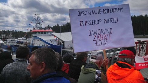 Niektórzy z przybyłych na otwarcie wyrażają wdzięczność prezesowi PiS