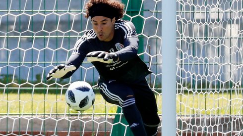 Guillermo Ochoa - na mundialu udało mu się już zatrzymać Niemców. Tak samo będzie w meczu z Koreą Południową? Spotkanie w sobotę o godzinie 17 w Rostowie (fot. PAP/EPA)