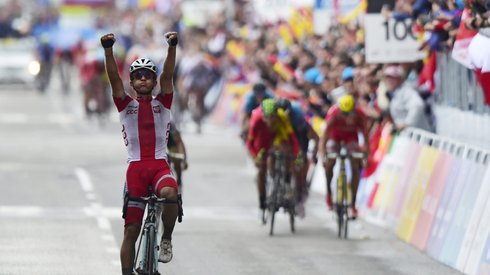 Michał Kwiatkowski triumfujący w Ponferradzie, fot. AFP