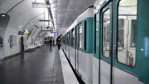 Puste metro w Paryżu. Fot. Yann Castanier / Hans Lucas / AFP