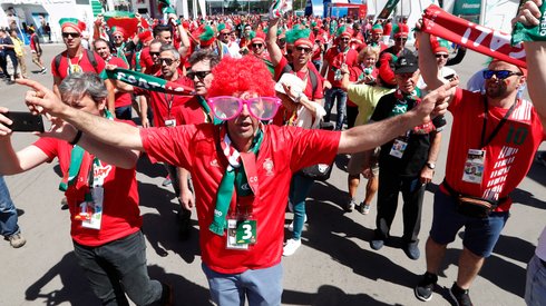 Portugalscy kibice już zameldowali się pod stadionem na Łużnikach (fot. PAP/EPA)