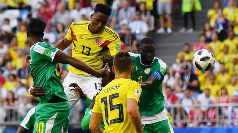 Tak Yerry Mina strzelił gola na 1:0 (fot. AFP)
