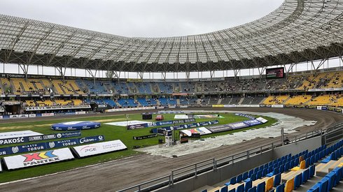 Praktycznie cały dzień pada w Toruniu, ale zawody nie są zagrożone. Organizatorzy położyli dwie plandeki w miejscach, gdzie opady deszczu mogą zacinać. Fot. Przemysław Ciućka