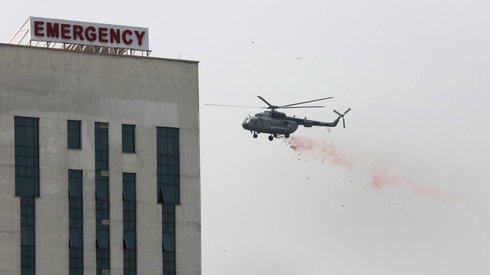 Helikopter indyjskich sił powietrznych rozrzuca kwiaty nad New Delhi, aby oddać hołd pracownikom służby zdrowia walczącym z pandemią koronawirusa / RAJAT GUPTA, fot. PAP