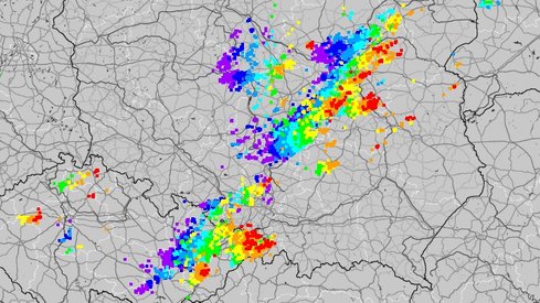 Obecnie dwa główne skupiska burz znajdują się na granicy z Czechami oraz na Mazowszu (Screen: burze.dzis.net)