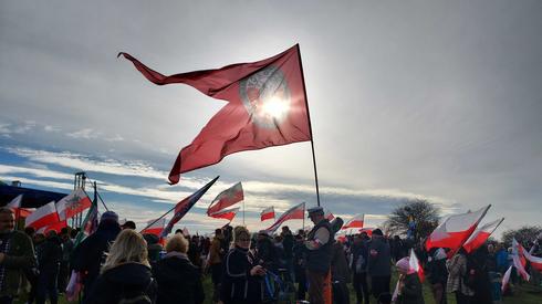 Z głośników z kolei dało się słyszeć: 