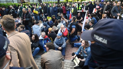 Protetsujący przedsiębiorcy przed Kancelarią Premiera. Fot. PAP/Radek Pietruszka