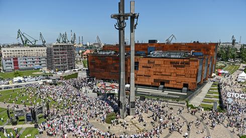 Uroczystości przed Pomnikiem Poległych Stoczniowców. Fot. PAP/Jan Dzban 